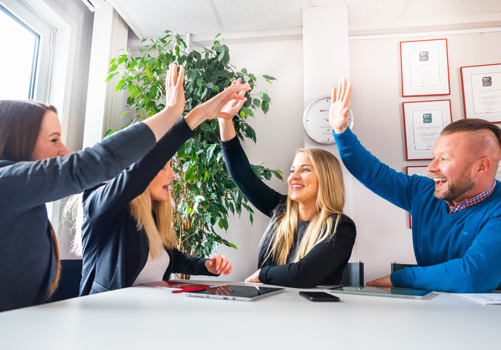 Mitarbeiter von aventa macht eine High Five nach erfolgreichem Meeting