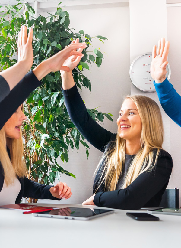 Mitarbeiter von aventa macht eine High Five nach erfolgreichem Meeting